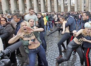 Cuatro feministas se quedan en topless frente al Papa por los gays