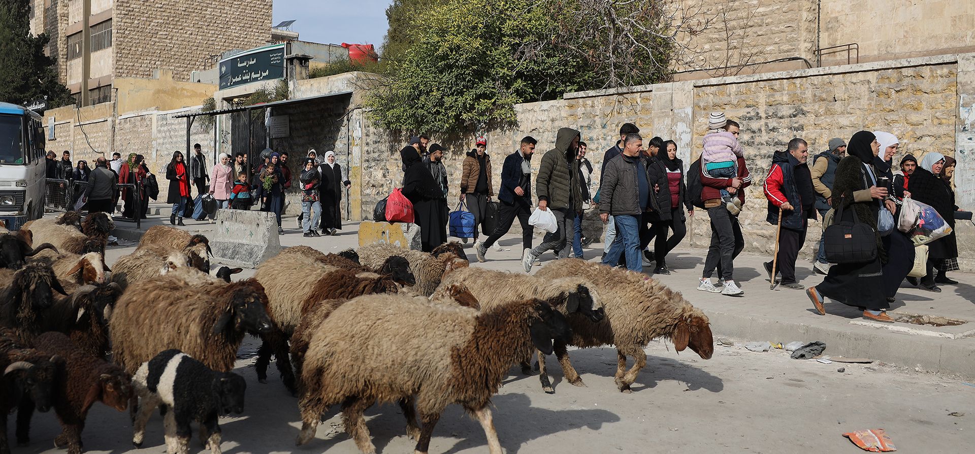 Residentes cargan con sus pertenencias mientras huyen de los barrios de Sheikh Maqsoud y Achrafieh tras los enfrentamientos que estallaron el martes entre fuerzas del gobierno sirio y combatientes kurdos en una zona disputada de la ciudad norteña de Alepo, Siria, el miércoles 7 de enero de 2026. (Foto AP/Omar Albam) Residentes cargan con sus pertenencias mientras huyen de los barrios de Sheikh Maqsoud y Achrafieh tras los enfrentamientos que estallaron el martes entre fuerzas del gobierno sirio y combatientes kurdos en una zona disputada de la ciudad norteña de Alepo, Siria, el miércoles 7 de enero de 2026. (Foto AP/Omar Albam)
