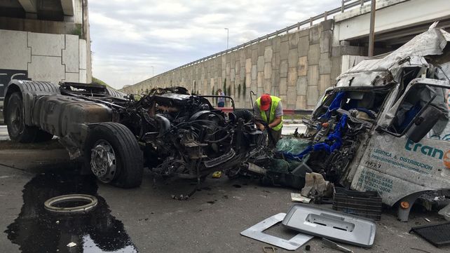 Un camión que transportaba cocinas cayó desde el puente que cruza las rutas A012 y la 33
