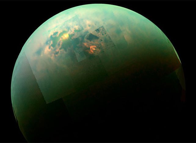 Una monstruosa nube de hielo en la luna de Saturno
