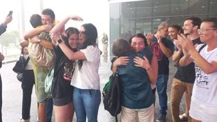 Los emocionados abrazos que llegaron tras el final del juicio.
