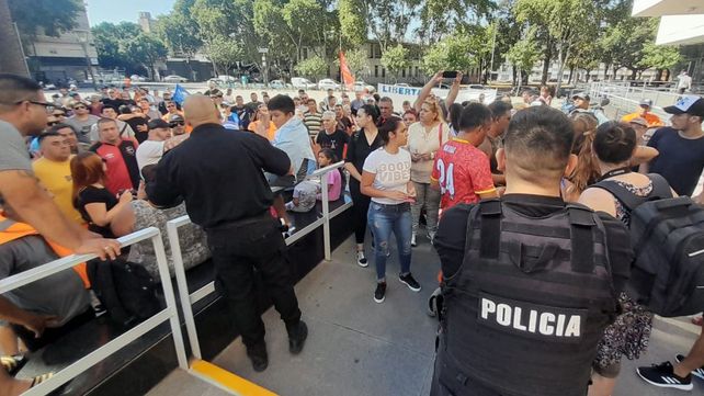 Familiares de los trabajadores portuarios y compañeros de trabajo reclamaron este jueves frente a la sede del Centro de Justicia Penal.