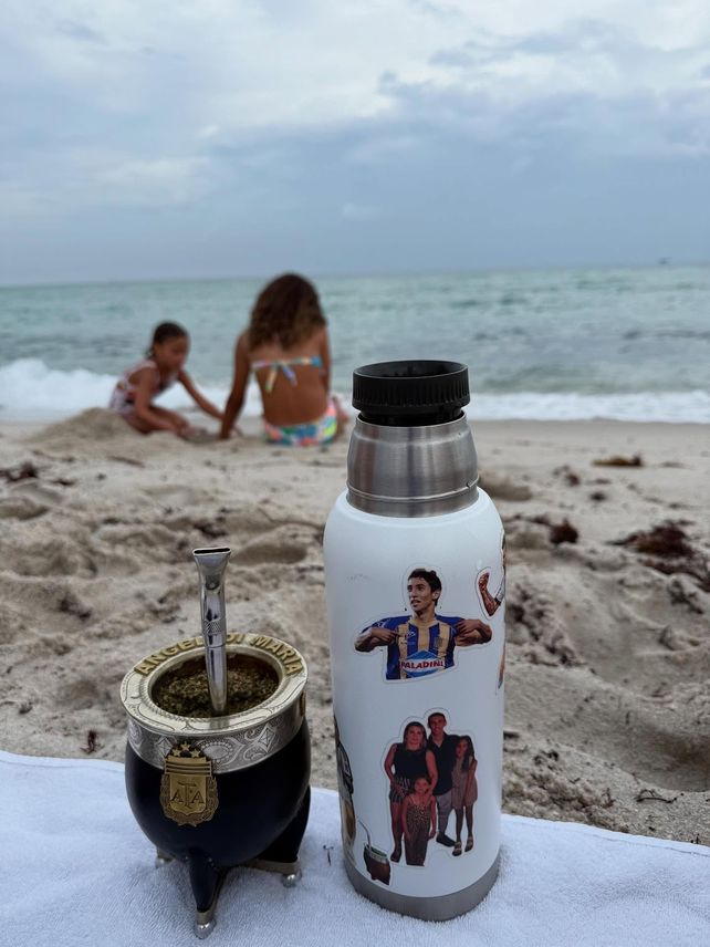 Fideo expres&oacute; su amor canalla en una de las postales de playa.
