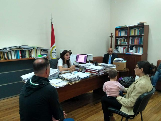 La familia Giraudo y la pequeña Zoe durante un encuentro con la abogada especialista en derecho ambiental