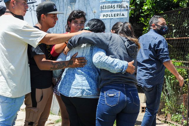 El fiscal Adrián Spelta y la familia de la víctima en la casa donde ocurrió el allanamiento fatal.