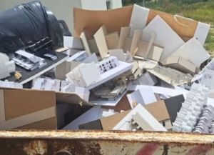 Tiraron en un contenedor los trabajos finales de una Facultad de Arquitectura