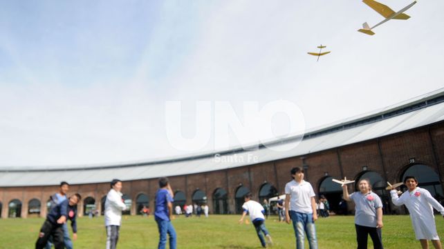 Escuelas primarias participaron de una demostración de aeromodelismo en La Redonda