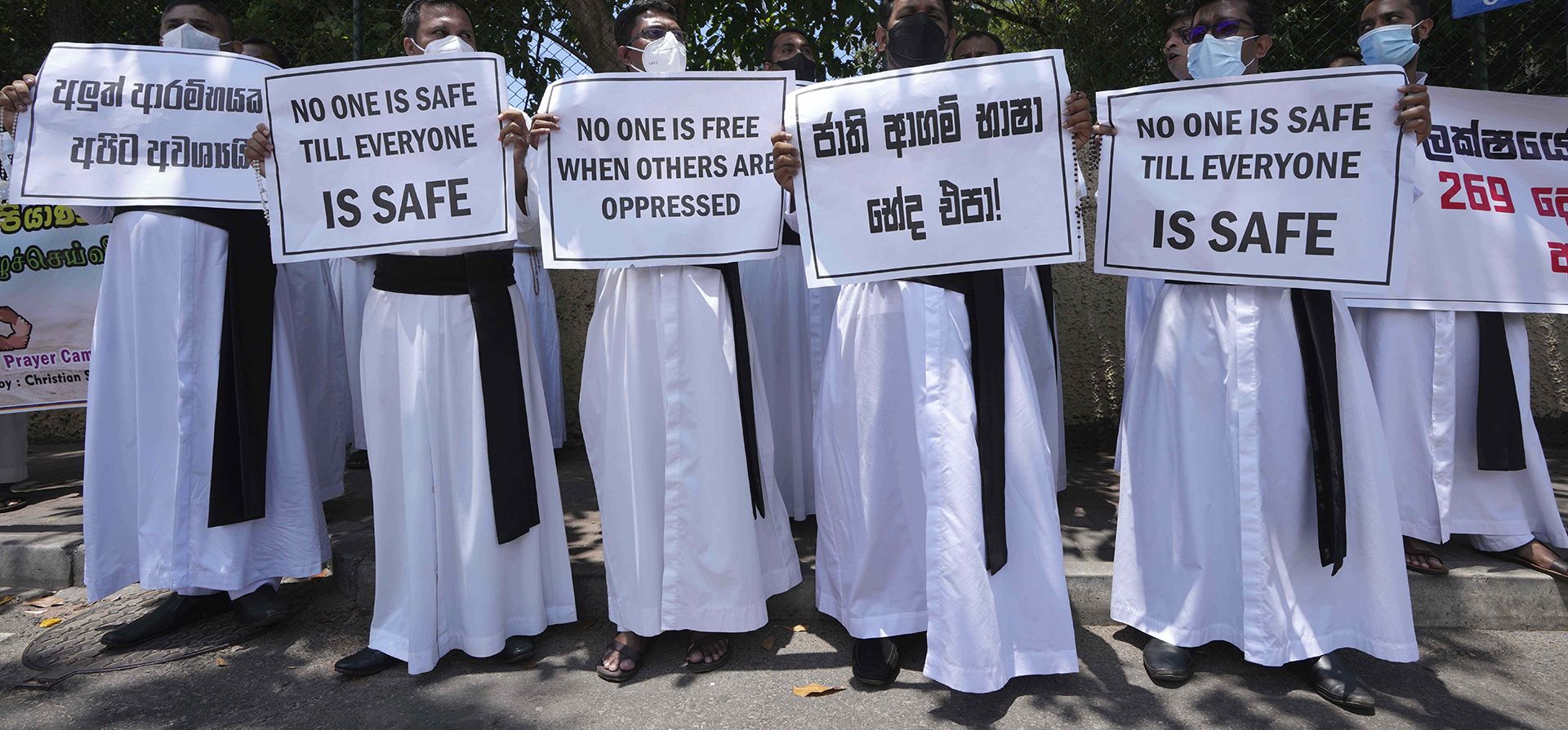 El clero católico de Sri Lanka protesta contra la crisis económica en Colombo, Sri Lanka, el martes 5 de abril de 2022. Un grupo de legisladores del partido gobernante de Sri Lanka pidió el martes el nombramiento de un gobierno interino, advirtiendo que el no hacerlo conduciría a violencia y anarquía.