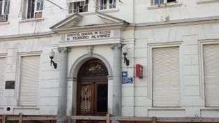Una adolescente de 15 años se hizo una cirugía estética sin permiso y ahora pelea por su vida