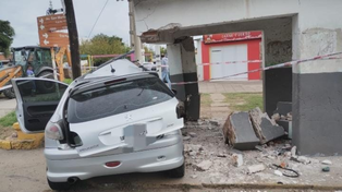 Siniestro vial en Fray Luis Beltrán. El Peugeot terminó estrellado contra la parada de colectivos.&nbsp;