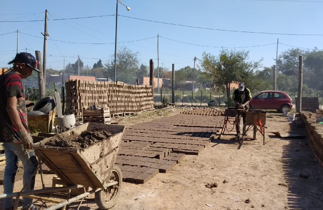 Al principio hicieron su propia producci&oacute;n de ladrillos.