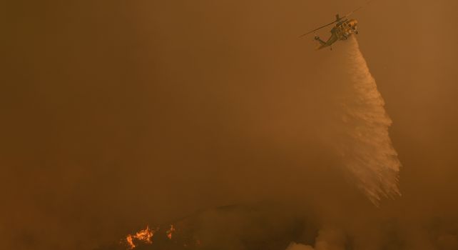 Se arroja agua sobre el incendio Palisades desde un helicóptero en Mandeville Canyon el sábado 11 de enero de 2025 en Los Ángeles. 