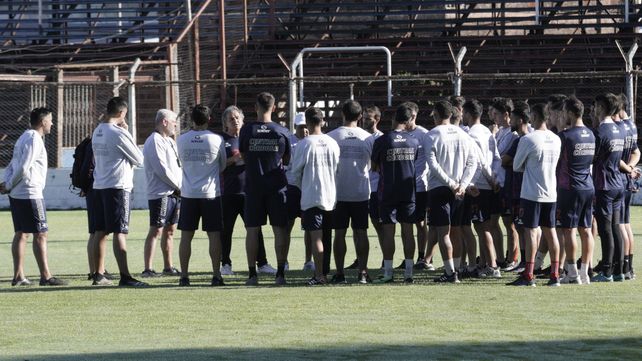 Cuffaro y su colaboradores.  El técnico charrúa tendrá la compañía de Roque y Cristian Cuffaro Russo, Walter Gazitano y Miguel  Acosta.   