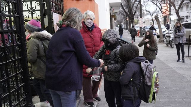 El ingreso en la escuela Juana Manso de calle Mitre. Protocolos y abrigos a full.&nbsp;