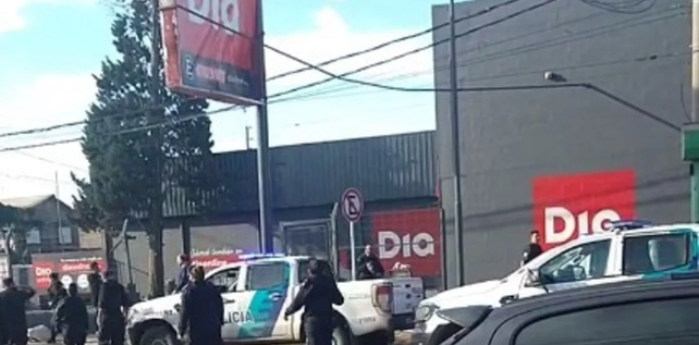 La policía llega al supermercado DIA de José C. Paz. Hubo balas de goma y cinco detenidos.