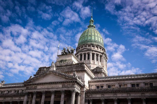 Senadores volverán a cobrar por fuera del congelamiento salarial.