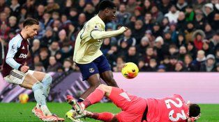Aston Villa cayó ante Everton y se alejó de la cima de la Premier League