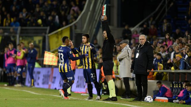 El momento. Jaminton Campaz es reemplazado por Giaccone y los hinchas lo despiden con silbidos.