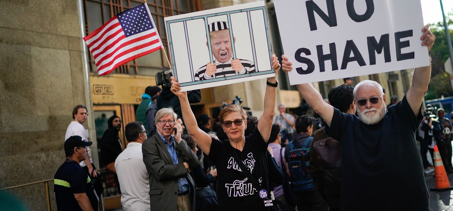 La gente espera la llegada del ex estratega de la Casa Blanca Steve Bannon frente a la oficina del fiscal de distrito de Manhattan antes de entregarse a las autoridades de Nueva York, el jueves 8 de septiembre de 2022, en Nueva York.