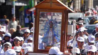 Miles de j&oacute;venes participan de la peregrinaci&oacute;n a la bas&iacute;lica de Luj&aacute;n