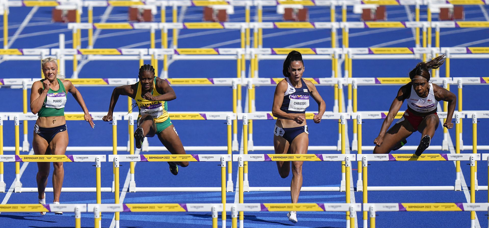 Cindy Sember, a la derecha, de Inglaterra corre en su serie de los 100 metros con vallas femeninos durante el atletismo en el Estadio Alexander en los Juegos de la Commonwealth en Birmingham, Inglaterra, el viernes 5 de agosto de 2022.