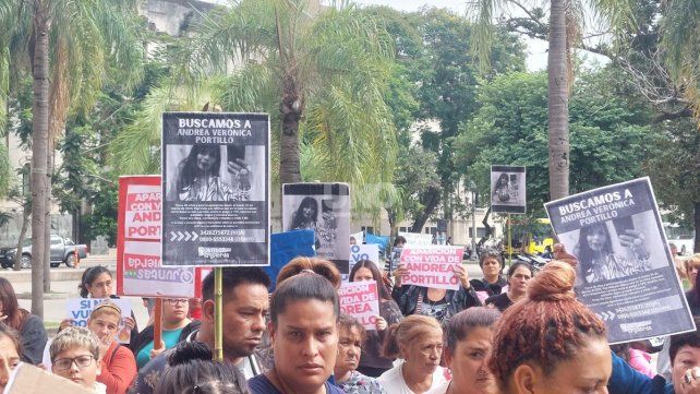 Familiares y vecinos de Andrea Portillo frente a los Tribunales santafesinos.