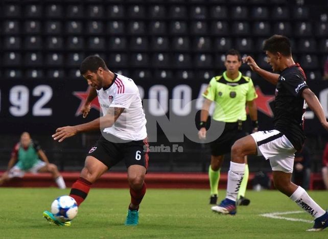 Leguizamón presiona a Domínguez en el partido ante Newells en Rosario.