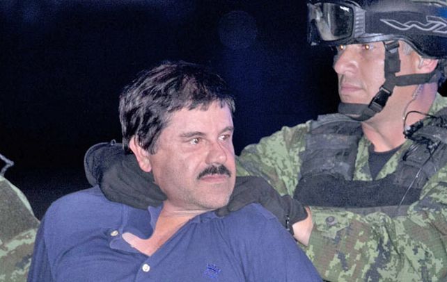 Lo delató su ego. Fuerzas de seguridad trasladan a Guzmán tras su aprehensión en la ciudad de Los Mochis.