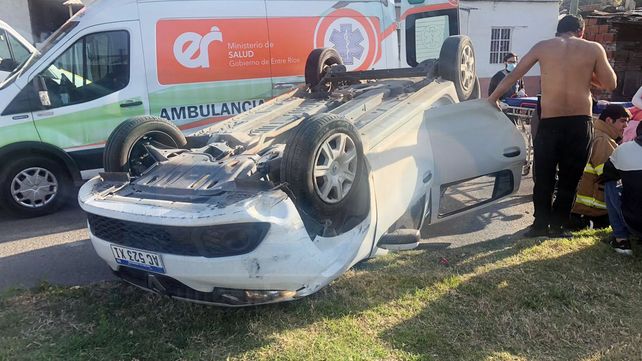 Conductora embarazada chocó contra otro auto y volcó en Paraná