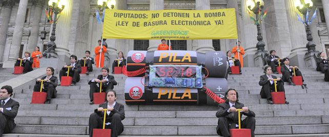 Manifestantes de Greenpeace en una de sus últimas demostraciones de reclamo