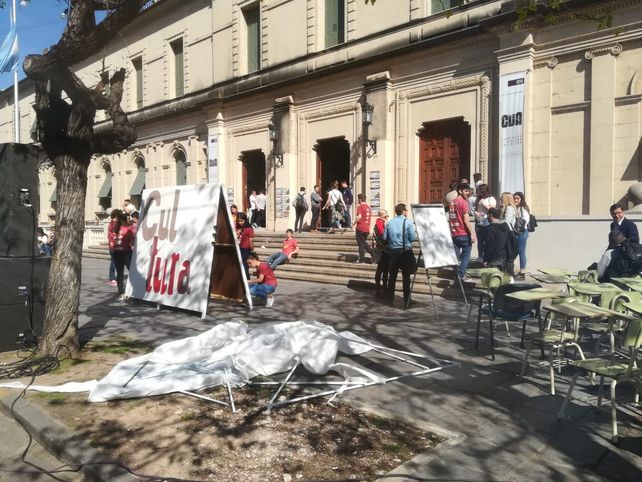 Cortes de calles y reclamos: dan clases públicas en las facultades céntricas