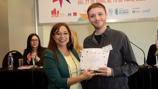 Gastón Daix recibió su diploma en la Feria del Libro de Buenos Aires.