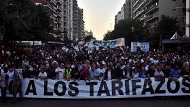 Multitud. Las marchas contra los tarifazos mantienen su convocatoria. Multitud. Las marchas contra los tarifazos mantienen su convocatoria.