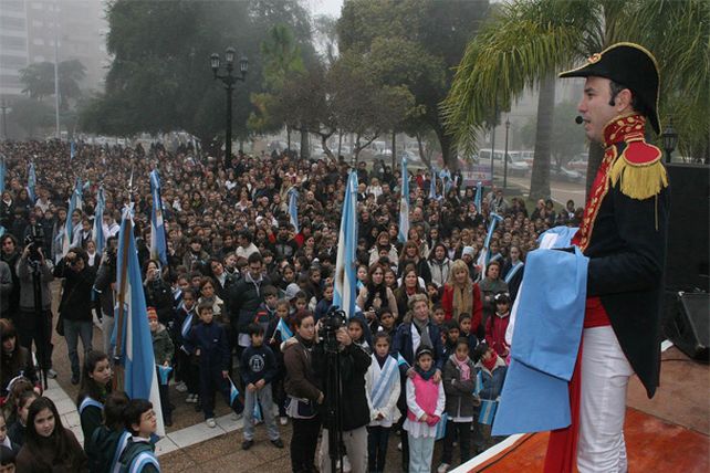 Alumnos de 4to grado juraron lealtad a la Bandera en la Plaza 25 de Mayo