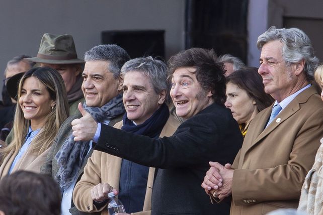 El presidente, Javier Milei, y el ministro de Economía, Luis Caputo 