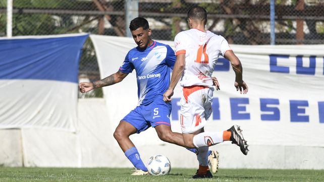 Alejo Fernández maniobra ante Estrella del Sur. El volante albo es una fija en la formación de Fagiani.