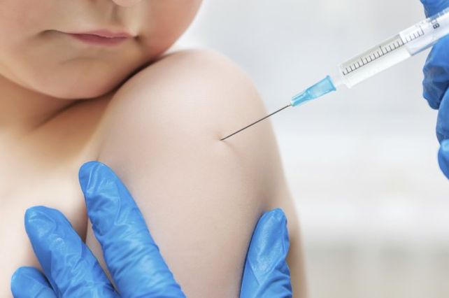 La vacuna Qdenga está aprobada por Anmat desde los 4 años. Solo se puede aplicar de manera particular en farmacias o centros médicos&nbsp;