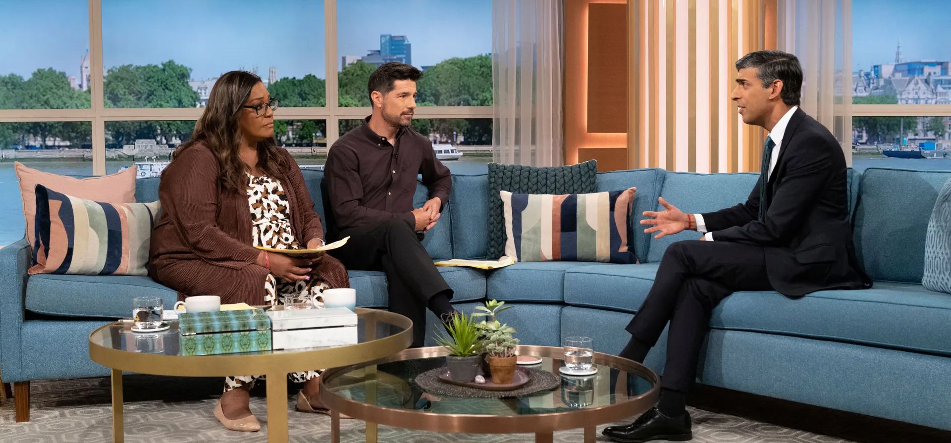 Londres, Reino Unido. Rishi Sunak con Alison Hammond y Craig Doyle en el programa This Morning de ITV. Fotografía: Ken McKay/ITV/Shutterstock Londres, Reino Unido. Rishi Sunak con Alison Hammond y Craig Doyle en el programa This Morning de ITV. Fotografía: Ken McKay/ITV/Shutterstock