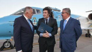 Los gobernadores Jaldo y Jalil recibieron al presidente Milei en Tucumán.