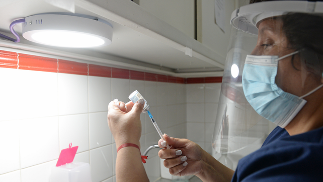 La vacuna de Moderna consta de dos dosis para llegar al 94% de eficacia contra el coronavirus.