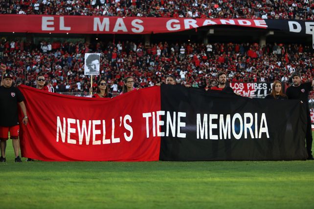 El homenaje de Newells a 50 años del golpe: Nunca Más en la camiseta y placa en el Parque