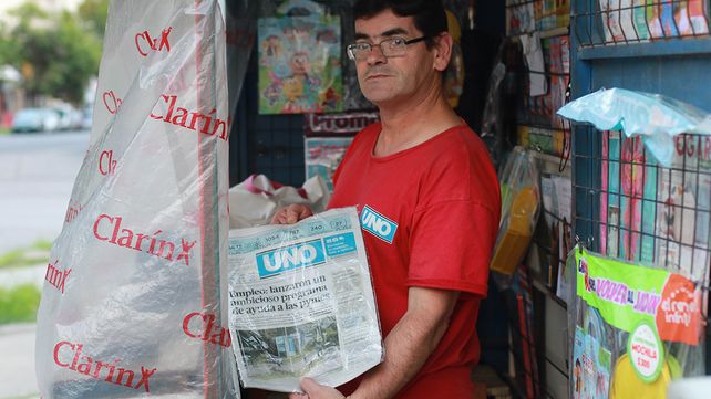 Mario Tossi muestra orgulloso como vende el diario adentro de una bolsa para proteger a los clientes.&nbsp;