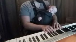 Un pianista que logra dormir a su hijo en segundos se convierte en el padre del año en Facebook