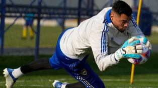 El arquero Sergio Romero se lesionó la rodilla y no podrá debutar en Boca