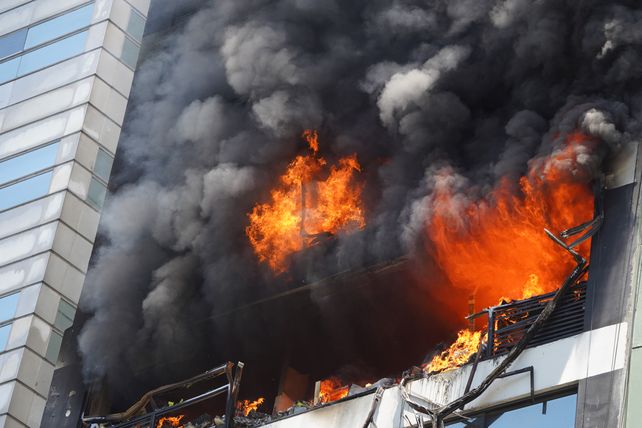 Feroz incendio en un edificio lindero a la Secretaría de Trabajo de la Nación en Buenos Aires