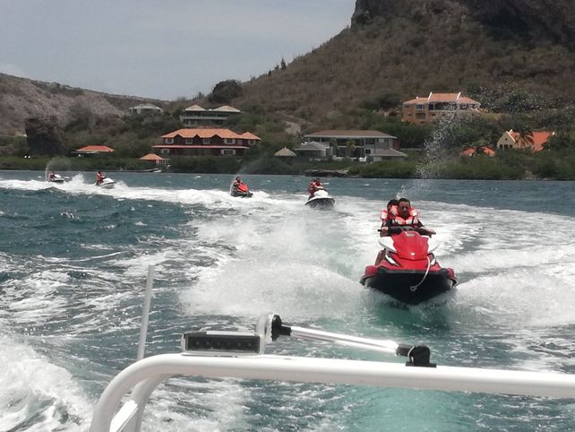 El jet ski es una de las fascinantes excursiones que se pueden hacer en Curazao.&nbsp;