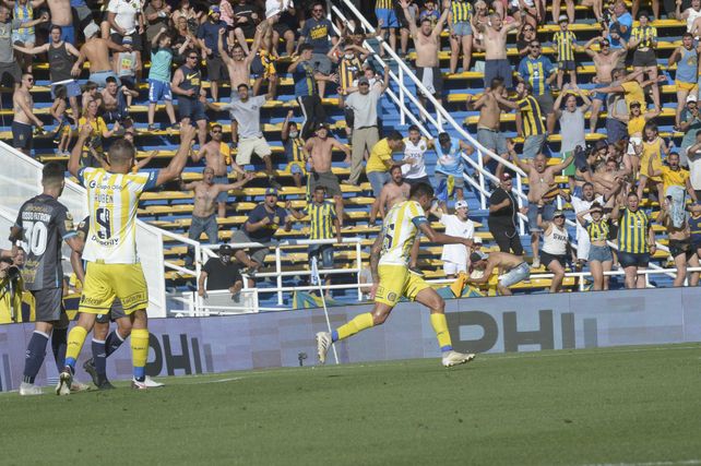 Ojeda marcó un gol ante el decano tucumano y lo celebra a toda velocidad. Central quiere jugar la Sudamericana.