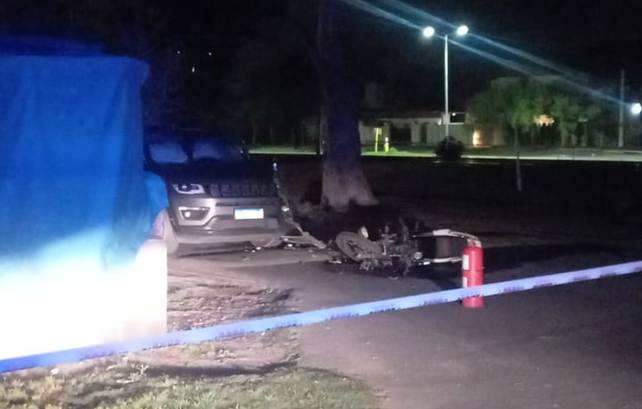 Choque fatal en Funes. Murió un policía que conducía una moto y colisionó con una camioneta.&nbsp;
