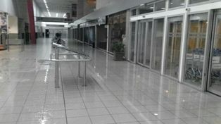 El agua ingresó al aeropuerto de Rosario e inundó los pasillos hasta la zona de embarque