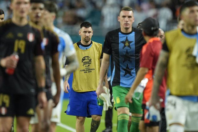 Lionel Messi no pudo jugar ante Perú por una contractura y está en duda para los cuartos de final. Leo no está a pleno